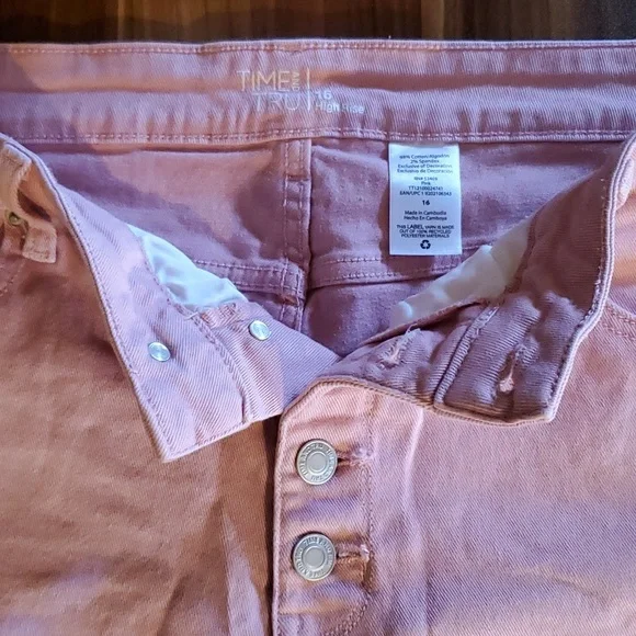 Shorts - Picture 2 of 3